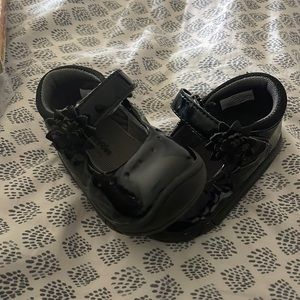 Black patent leather toddler Mary Janes (4m)